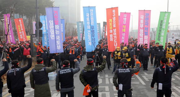 건설기계관리법 개정안 타워크레인 20년 내구연한 규정에 대해 규제개혁위원회는 22일 예비심사를 통해 '중요규제' 결정해 본 회의 안건으로 상정했다. 국토부는 20년 내구연한을 고수한다는 입장이다. 이러한 가운데 타워크레인 노사측은 28일 정부 세종 청사에서 규탄시위를 열고 항의의 목소리를 높였다. ⓒ 뉴스1