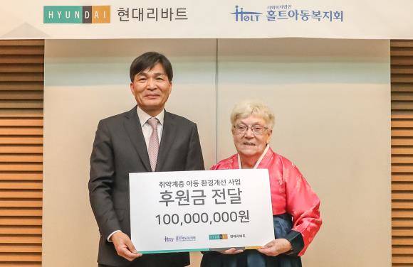 28일 오전, 서울 마포구 홀트아동복지회 6층 대강당에서 김화응 현대리바트 사장(왼쪽)과 말리 홀트 홀트아동복지회 이사장이 기념사진을 촬영하고 있는 모습. ⓒ 현대백화점그룹