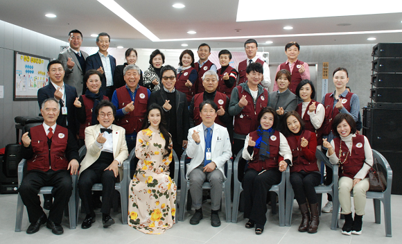 고려대학교 최고경영자과정 총교우회 봉사위원회가 용인 더원요양병원에서 봉사활동과 환자들을 위로하는 콘서트를 개최해 나눔의 정신을 실천했다. ⓒ 더원요양병원