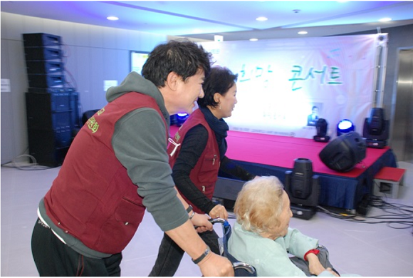 28일 고려대학교 최고경영자과정 총교우회 봉사위원인 배우 이영하씨가 거동이 불편한 환우들을 돌보는 봉사활동에 동참했다.