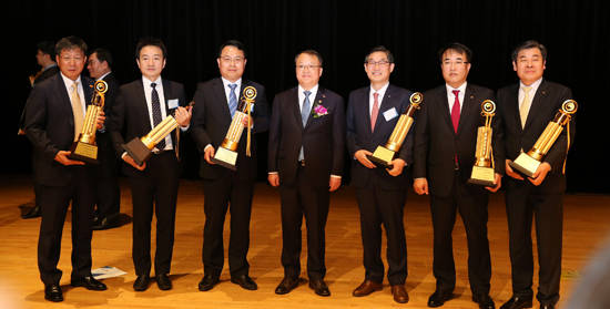 납세자의 날 수상 단체사진(가운데 한승희 국세청장, 오른쪽에서 두번째 송종민 호반건설 사장). ⓒ 호반건설