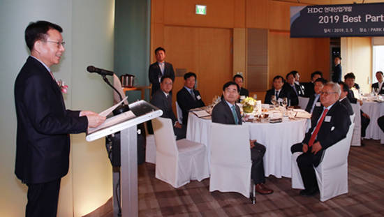 김대철 HDC현대산업개발 사장(맨 왼쪽)이 '베스트 파트너스 데이'행사에서 축사를 하고 있다. ⓒ HDC현대산업개발