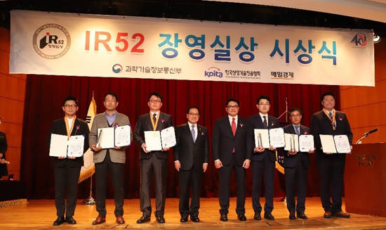 포스코건설은 8일 페로니켈 생산과정에서 발생하는 슬래그를 분쇄해 시멘트 원료로 재활용하는 기술을 개발한 공로로 IR 52 장영실상을 수상했다. 이날 시상식에는 △유영민 과학기술정보통신부 장관(왼쪽 네번째) △구자균 한국산업기술진흥협회장(왼쪽 다섯번째) △이영훈 포스코건설 사장(오른쪽 두번째) 등이 참석했다. ⓒ 포스코건설