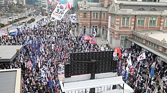 10일, 보수성향 단체들이 서울역에서 박근혜 전 대통령 탄핵판결에 성토하는 집회를 열고 있다. ⓒ 연합뉴스