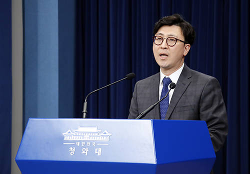 한정우 청와대 부대변인은 문재인 대통령을 '김정은 수석 대변인'에 빗댄 나경원 자유한국당 원내대표의 발언과 관련해 강력한 유감을 표명했다. ⓒ 연합뉴스