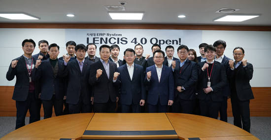 하석주 롯데건설 대표이사(중앙)를 비롯한 직원들이 LENCIS 4.0 시스템 오픈을 기념하는 사진촬영을 하는 모습. ⓒ 롯데건설