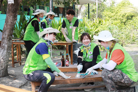 해피무브 22기 대학생 해외봉사단은 미얀마 양곤 타케타 지역 소재의 학교 등지에서 건물 개보수 등 봉사활동을 펼쳤다. ⓒ 현대건설