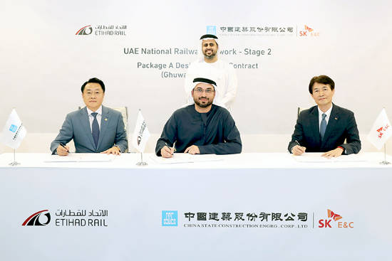 SK건설이 UAE의 에티하드 레일이 발주한 2단계 철도망 건설사업 중 구웨이파트-루와이스 구간에 대한 공사계약을 체결했다. 사진은 계약식 체결 기념사진. 앞줄 오른쪽부터 △남현태 SK건설 상무 △샤디 말락 에티하드 레일 대표이사 △유 타오 중국건축공정총공사 중동 대표이사와 뒷줄 가운데 △테야브 빈 모하메드 빈 자이드 알 나흐얀 에티하드 레일 이사회 의장. ⓒ SK건설