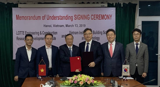 IBST와 기술협력을 위한 MOU를 체결한 박순전 롯데건설 상무(오른쪽 세 번째), 변현갑 롯데건설상무(오른쪽 두 번째), IBST Minh(밍) 원장(왼쪽 세 번째). ⓒ 롯데건설