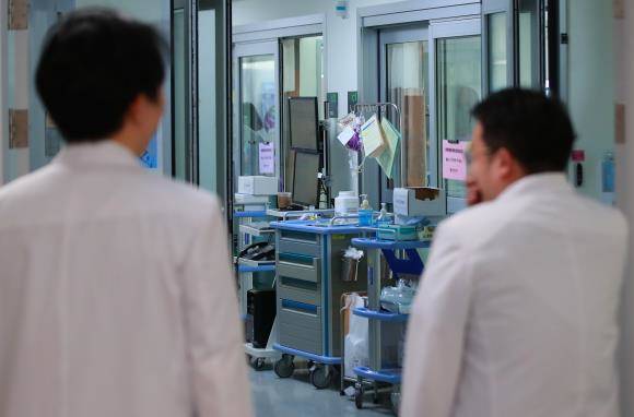 일명 '존엄사법' 시행이 1년이 지났지만, 이 같은 법의 취지를 살리기 위해서는 사안의 중요성에 따라 탄력성 있게 적용될 수 있어야 한다는 지적이 제기됐다. 사진은 기사와 무관함. ⓒ 연합뉴스