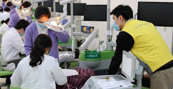 동국제약 '인사돌플러스 사랑봉사단'이 '사랑의 스케일링' 봉사활동에 참여했다.ⓒ 동국제약