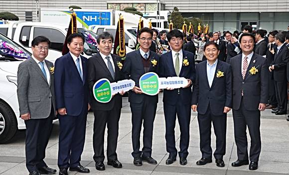 농협중앙회 김병원회장이 15일 농협중앙회 본관 광장에서 차량 전수식을 하고 있다. (왼쪽부터 이석형 산림조합중앙회장, 김병원 농협중앙회장, 남정순 영주농협 조합장, 김순권 포곡농협 조합장, 박완주 더불어민주당 국회의원, 황주홍 농림축산식품해양수산위 위원장, 윤준오 더불어민주당 국회의원). ⓒ 농협중앙회