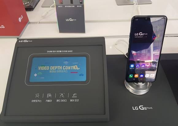 LG베스트샵 매장에 비치된 G8 씽큐. 소비자들은 주로 제스쳐 만으로 기기를 동작할 수 있는 에어모션과 매끈한 디자인에 제품 구입을 결심하는 것으로 나타났다. ⓒ 프라임경제