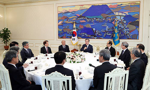 문재인 대통령은 취임 후 처음으로 경제계 원로들을 한 자리에 모아 경제 현안에 대한 자문을 들었다. ⓒ 청와대