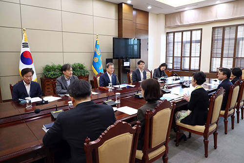 문재인 대통령은 4일 오후 국가인권위로부터 특별업무보고를 받고 인권위 보고에 대해 깊은 공감을 표했다. ⓒ 청와대