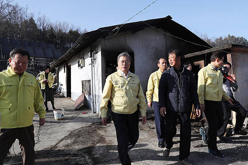 강원도 일대를 집어삼킨 산불로 피해를 입은 지역의 주민들의 효과적인 수습·복구를 위해 강원도 지역을 특별재난지역으로 선포했다. ⓒ 청와대