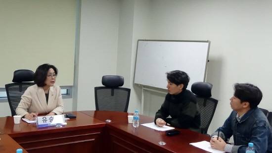 대학생국회 기획재정위원회와 간담회 중인 유승희 의원. ⓒ 유승희 의원실