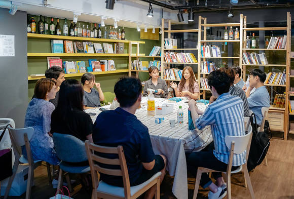 서형수 더불어민주당 의원(경남 양산을)은 사회적기업의 전문적 육성을 위한 '사회적기업 정책인프라법'을 10일 대표발의 했다. 사진은 서울 마포구 홍대에서 운영 중인 독서토론 사회적기업 '대화상점' 활동모습. = 장귀용 기자