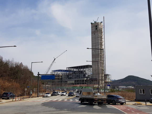 경북북부권 환경에너지종합타운 건설현장에서 발생한 사망사고와 관련해 자금난에 쫓기는 하청업체가 안전수칙미준수 등 문제가 있었음에도 불구하고 속도전에 급했던 경상북도와 원청업체의 묵인하에 공사가 진행됐다는 의혹이 일고 있다. 사진은 경북북부권 환경에너지종합타운 공사현장 전경. ⓒ 연합뉴스
