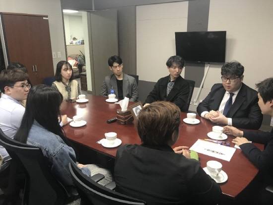 대학생국회 교육위원회와 김해영 의원. = 김해영 의원실