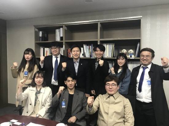 대학생국회 교육위원회와 대화하고 있는 김해영 의원. = 김해영 의원실