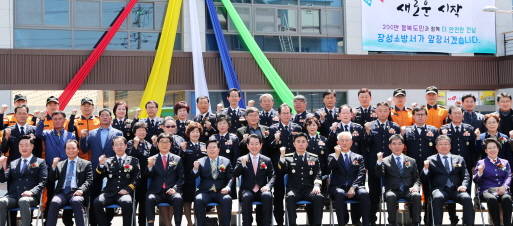 장성소방서 개청식이 15일 오전 장성군 장성읍에서 열린 가운데 김영록 전라남도지사, 유두석 장성군수, 박동하 장성소방서장 등 참석자들이 기념촬영을 하며 파이팅을 외치고 있다. 장성소방서는 지상 3층 규모로 건축됐으며 소방공무원 108명과 소방차 등 장비 16대를 배치하고, 행정기구는 3과, 2안전센터, 1구조대, 2지역대로 편성됐다. ⓒ 전남도