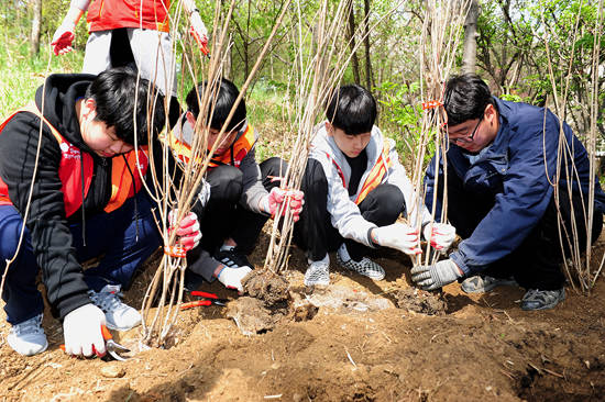 SK건설 임직원과 가족으로 구성된 SK건설 가족봉사단은 서울숲 인근에서 나무심기 봉사활동을 펼쳤다. ⓒ SK건설