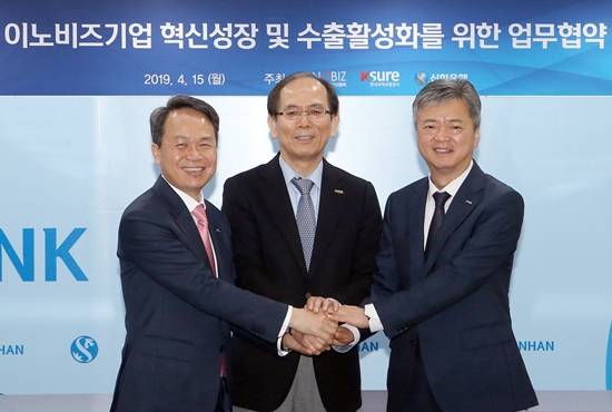 캡션 : 15일 신한은행 본점에서 열린 업무협약식에서 진옥동 신한은행장(왼쪽), 조홍래 이노비즈협회 회장(가운데), 이인호 한국무역보험공사 사장(오른쪽)이 기념촬영을 하고 있다. ⓒ 신한은행