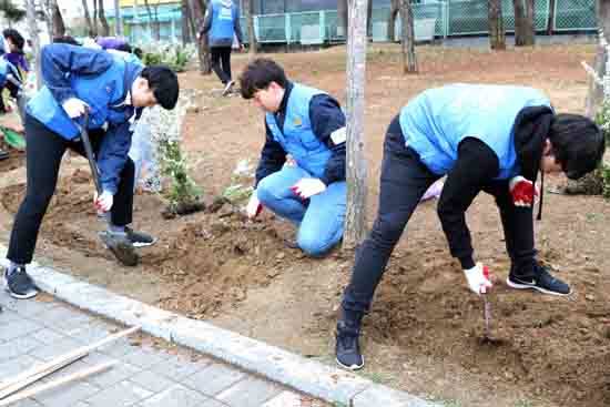 KCC는 지난 10일 서초구와 함께 나무심기 사회공헌활동 'KCC 숲으로 프로젝트'를 진행했다. ⓒ KCC