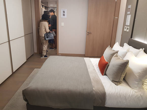 전용면적 84㎡타입은 전반적으로 안방이 좁아 보인다는 평이 많았다. = 장귀용 기자