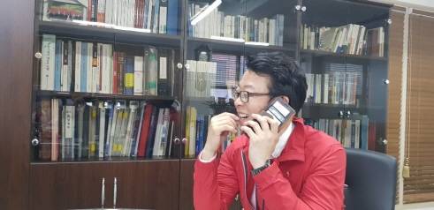 곽규택 자유한국당 부산시당 대변인의 사무실 내부 전경. 지지자의 전화를 받고 즐거워 하는 모습. ⓒ 프라임경제