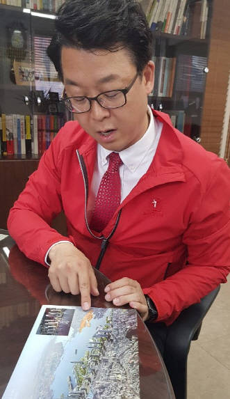 미나토라이21 자료를 가리키며 발전 벤치마킹을 이야기하는 곽규택 대변인. 중영도구 더 나아가 부산 부활의 마중물 구상에 관심이 모아진다. ⓒ 프라임경제