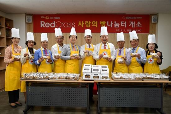 지난 2일 강원도 춘천시 대한적십자사 강원도지사에서 열린 'KB 사랑의 빵나눔터' 개소식에서 참석자들이 제빵 봉사활동을 하고 있다. (왼쪽 4번째부터)한형구 국민은행 강원경기북지역영업그룹대표, 박진오 강원일보 사장, 김성호 강원도 행정부지사, 이돈섭 대한적십자사 강원도지사 회장, 한금석 강원도의회 의장, 허인구 강원민방 사장.