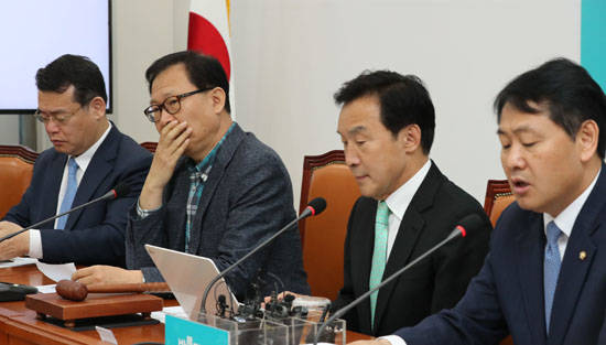 손학규 대표는 지난 2일, 자신의 퇴진을 요구하는 데 동참한 고위당직자 2명을 해임하며, 강경하게 대응하겠다는 입장을 밝혔다. 이와 관련해 바른미래당에서는 지도부를 지지하는 당원들과 반발하는 당원들이 격렬하게 대립하는 모양새다. ⓒ 연합뉴스