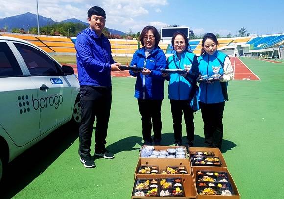 바로고가 강원 산불 화재 피해 지역에서 선행을 베풀고 있는 자원봉사자에게 도시락을 배달한다. ⓒ 바로고