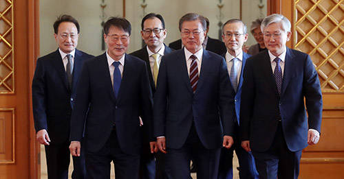 문재인 대통령은 3일 오후 청와대 본관에서 장하성 주중국대사를 비롯해 총 23명에게 신임장을 수여하고 환담을 나눴다. ⓒ 연합뉴스