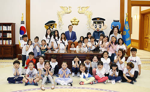 문재인 대통령과 김정숙 여사는 5월5일 제97회 어린이날을 맞이해 어린이 및 보호자 등 256명을 초청했다. ⓒ 연합뉴스