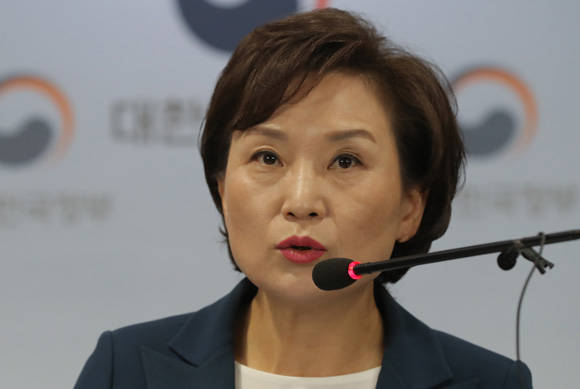 김현미 국토교통부 장관은 7일 오전 서울 정부청사에서 '제3차 신규 택지 추진 방안'을 발표하고, 3기 신도시 구상의 마지막 조각을 공개했다. ⓒ 연합뉴스