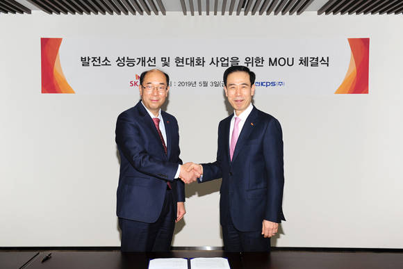 SK건설은 지난 3일 서울 종로구 수송동 지플랜트(G.plant) 사옥에서 발전설비 정비 전문회사인 한전KPS와 노후 발전소의 시설 개선과 현대화 사업 추진을 위한 양해각서(MOU)를 체결했다고 7일 밝혔다. 사진은 이형원 SK건설 에너지기술사업부문장(오른쪽)과 봉석근 한전KPS 발전전력사업본부장(왼쪽)이 서명한 협약서를 들고 기념촬영을 하고 있는 모습. ⓒ SK건설