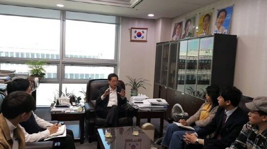 대학생 국회의원 질문에 답하고 있는 오제세 의원. = 김현수 청년기자