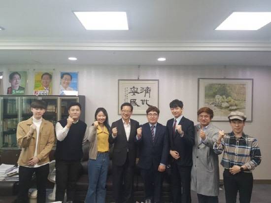 오제세 의원과 대학생 국회의원. = 김현수 청년기자
