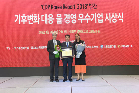 지난 4월 개최된 '2018 CDP KOREA 시상식'에서 현대건설이 5년 연속 탄소경영 아너스 클럽 상을 수상해 기념촬영을 하고 있다. ⓒ 현대건설