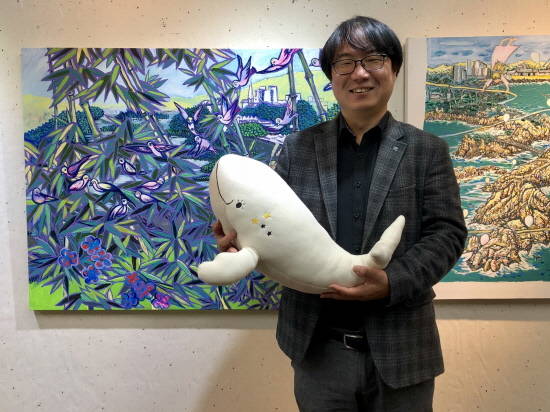 사회적기업 우시산 변의현 대표와 폐플라스틱을 업사이클링해 만든 고래 인형. ⓒ SK이노베이션