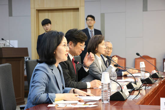 김현아·이종구 자유한국당 의원이 10일 주최한 국회정책토론회에는 현행 공시제도에 대한 다양한 의견이 개진됐다. 사진은 김현아 의원(제일 왼쪽). ⓒ 김현아 의원실