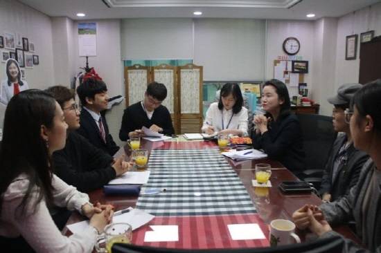 대학생 국회의원들과 간담회를 진행하는 신보라 의원. = 신보라 의원실