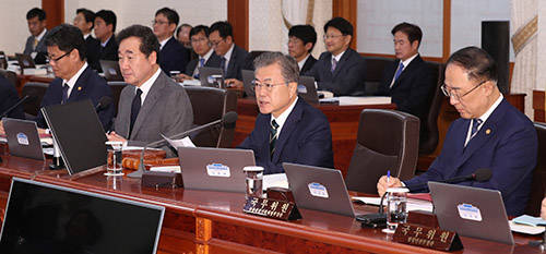 문재인 대통령은 14일 제19회 국무회의를 주재하고, 여야정 상설협의체 정례 개최에 대해 강조했다. ⓒ 연합뉴스