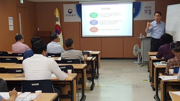 김현식 비즈테크파트너스 행복한 동행 센터장이 제대군인 교육잠석자들에게 특강을 진행하고 있다. ⓒ 서울지방보훈청 제대군인지원센터