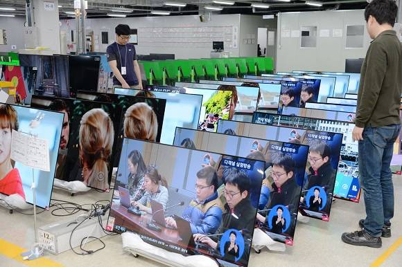 LG전자 직원이 구미사업장 내 신뢰성시험실에서 포장된 상태의 올레드 TV를 다시 뜯어 품질 테스트를 진행하고 있다. ⓒ LG전자