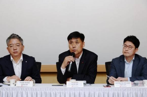 사진 왼쪽부터 이희영 TV상품기획2팀장(상무), 박근직 HE생산담당(상무), 이정석 HE마케팅커뮤니케이션 담당(상무). ⓒ LG전자
