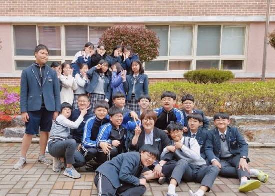 김현정 교사와 담임 학생들. = 김현정 교사
